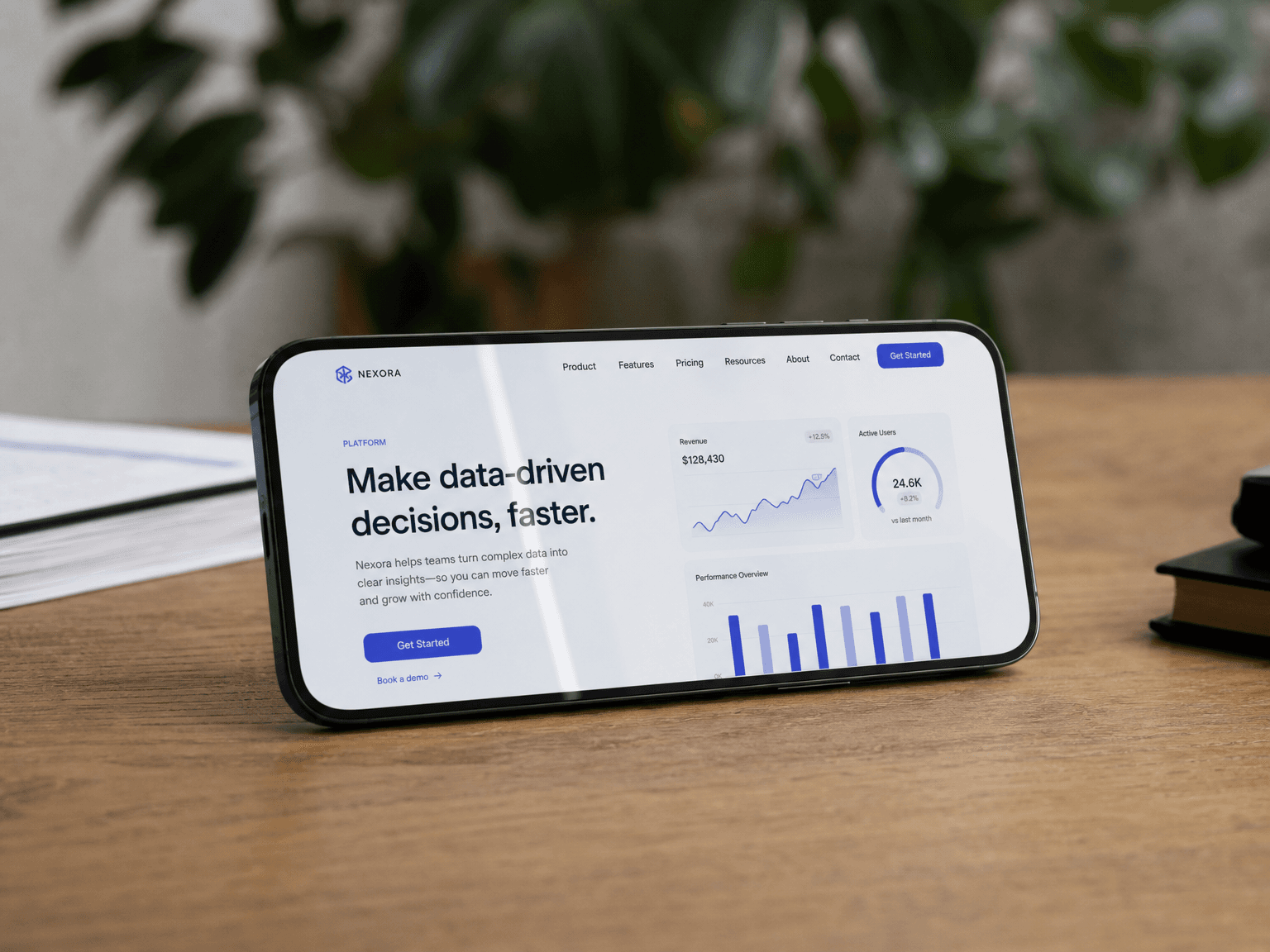 シャープな画面表示が映るスマートフォンのクローズアップ